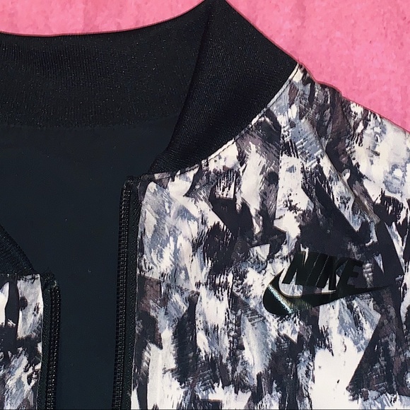 REVERSABLE NIKE ATHLETIC JACKET - Picture 5 of 9